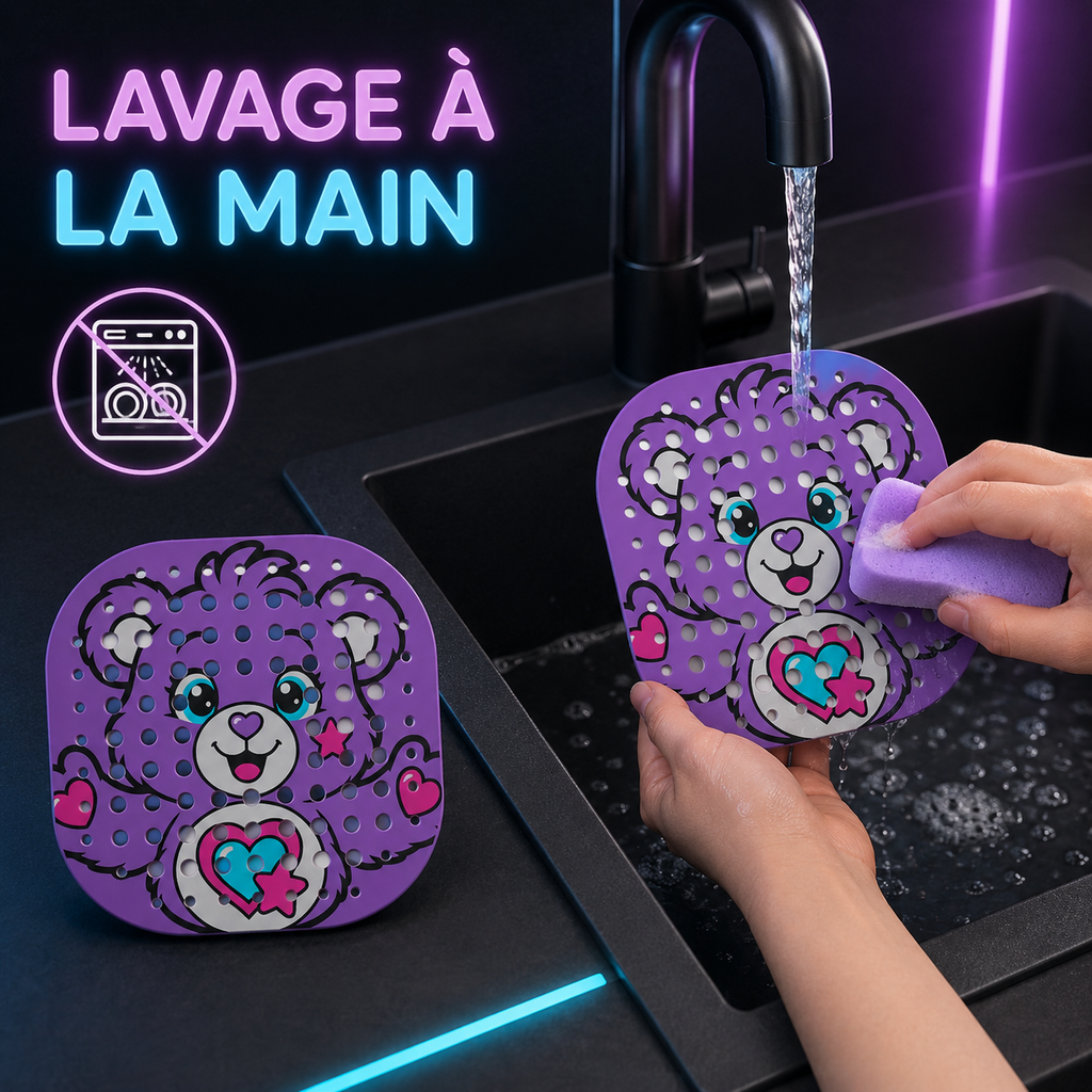 Nettoyage à la main de l’égouttoir Ourson violet